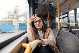 MUJER FRUSTRADA EN EL TRANSPORTE PUBLICO